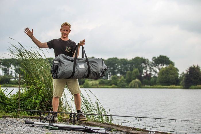 Uiteraard wordt de boot geleverd inclusief draagtas, pomp en een plakset!